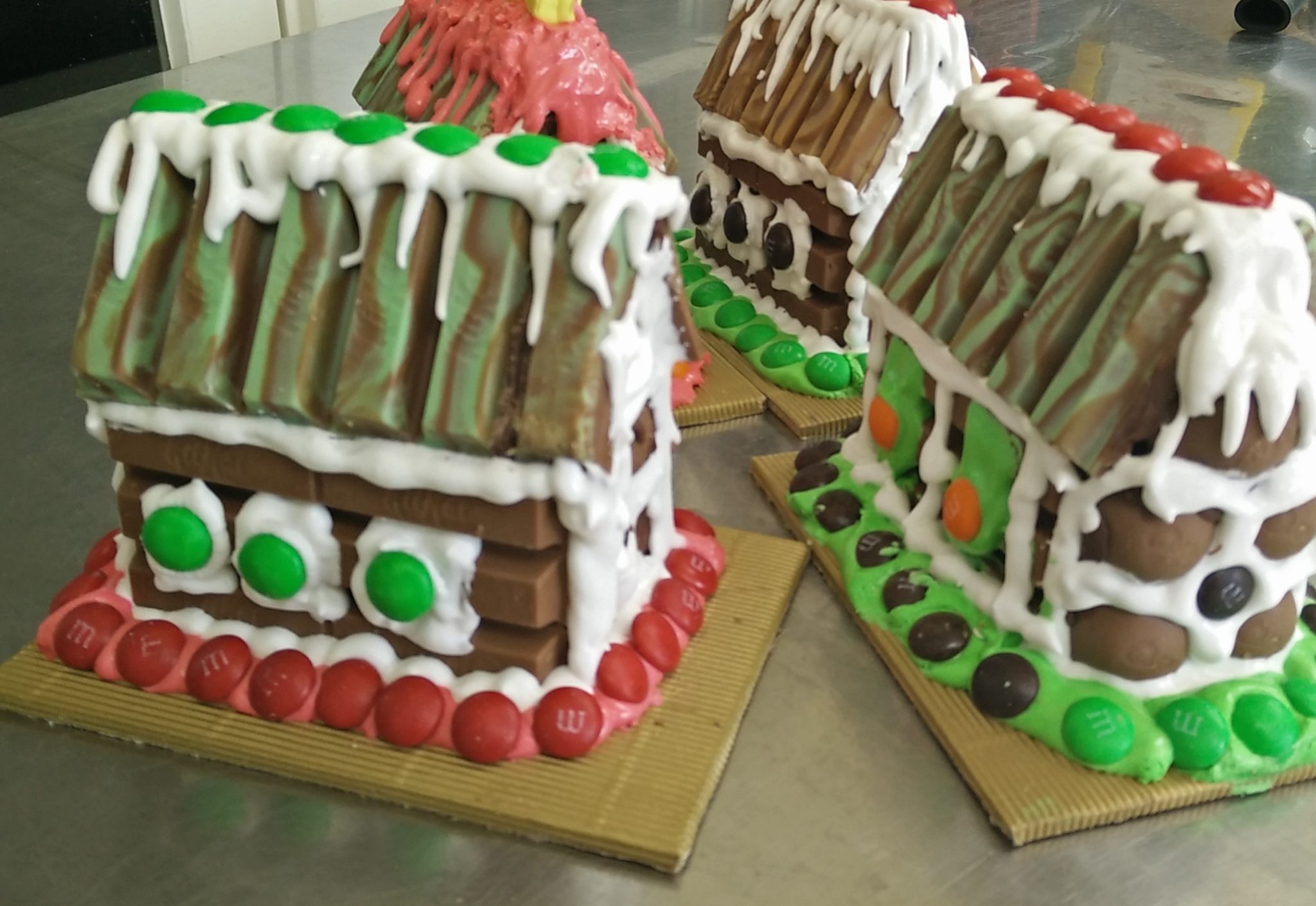 KITKAT GINGERBREAD HOUSE