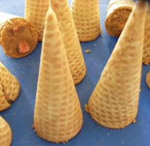 Cones stuffed with lolly cake